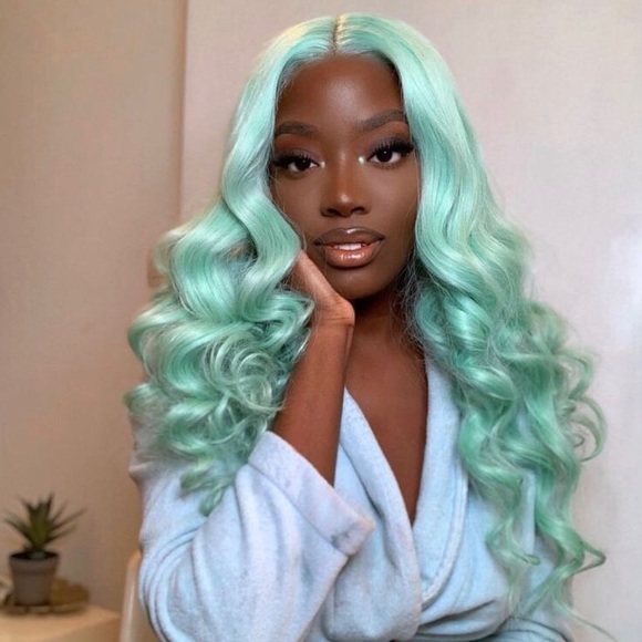 💫 22” GREEN BODY WAVY LACE FRONT WIG💫 *NEW*